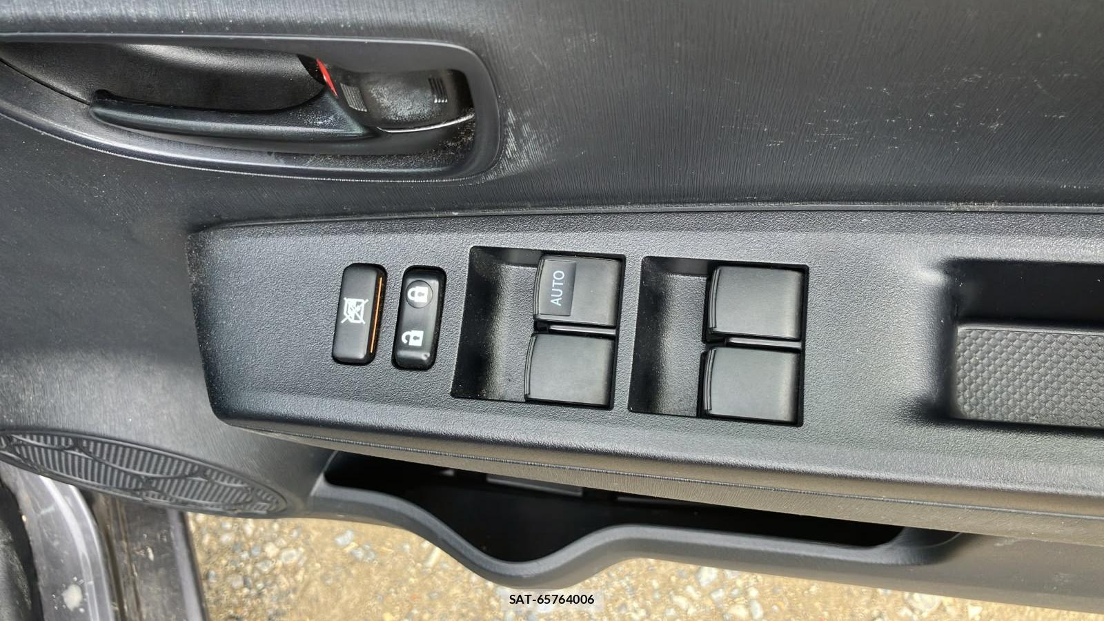 Toyota VITZ 2012-04 7603302-17