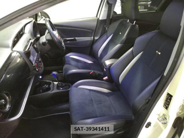 Toyota VITZ HYBRID 2019-01 3390422-23