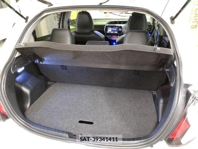 Toyota VITZ HYBRID 2019-01 3390422-24