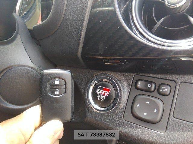 Toyota VITZ HYBRID 2017-10 7621125-13
