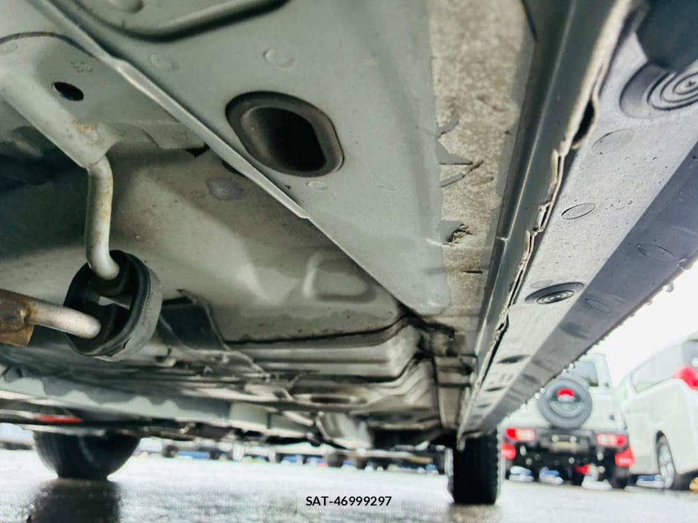 Toyota VITZ HYBRID 2019-05 7605442-38