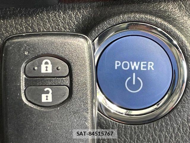 Toyota VITZ HYBRID 2017-10 8232305-6
