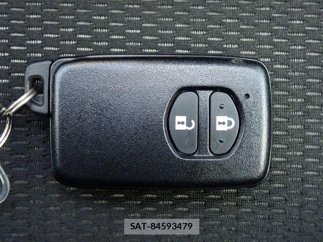 Toyota VITZ HYBRID 2019-06 8247077-18