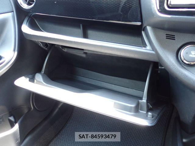 Toyota VITZ HYBRID 2019-06 8247077-7