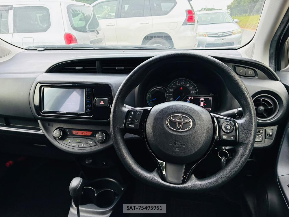 Toyota VITZ HYBRID 2017-11 8252232-13