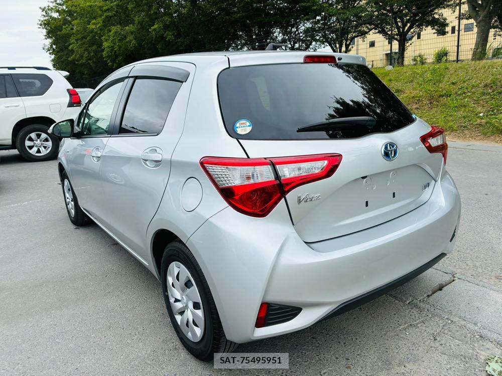 Toyota VITZ HYBRID 2017-11 8252232-2