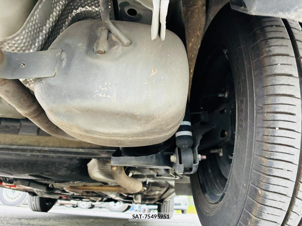 Toyota VITZ HYBRID 2017-11 8252232-36