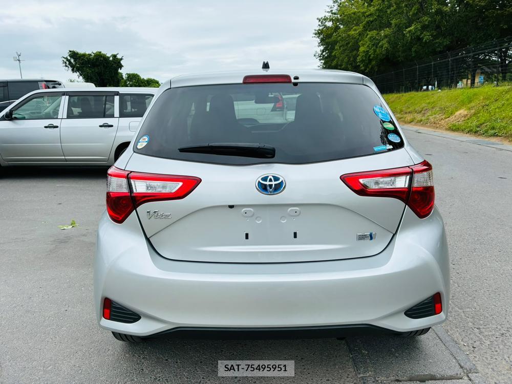 Toyota VITZ HYBRID 2017-11 8252232-3