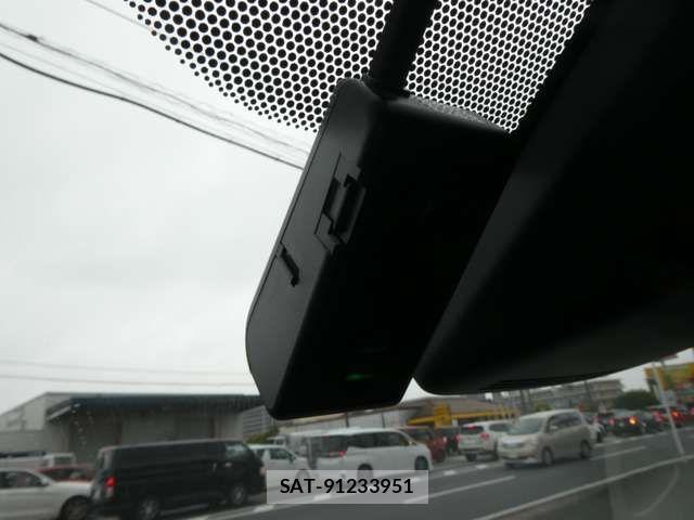 Toyota VITZ HYBRID 2017-12 8317889-6
