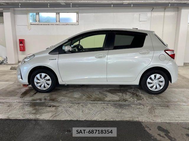 Toyota VITZ HYBRID 2017-08 8458726-14