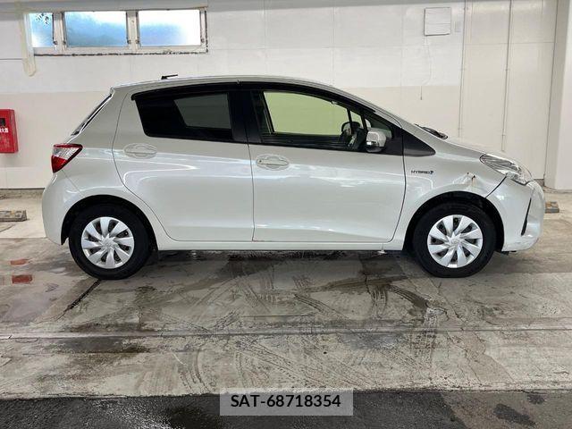 Toyota VITZ HYBRID 2017-08 8458726-17