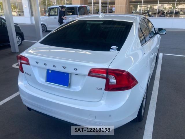 Volvo S60 2014-06 7330971-7