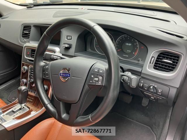 Volvo S60 2012-06 8039034-11