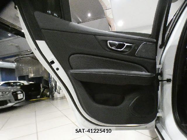 Volvo S60 2022-05 8317893-21