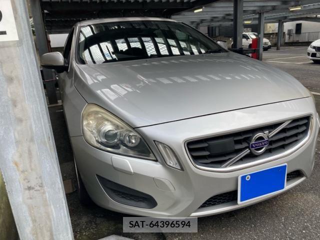 Volvo S60 2011-12 8563983-2
