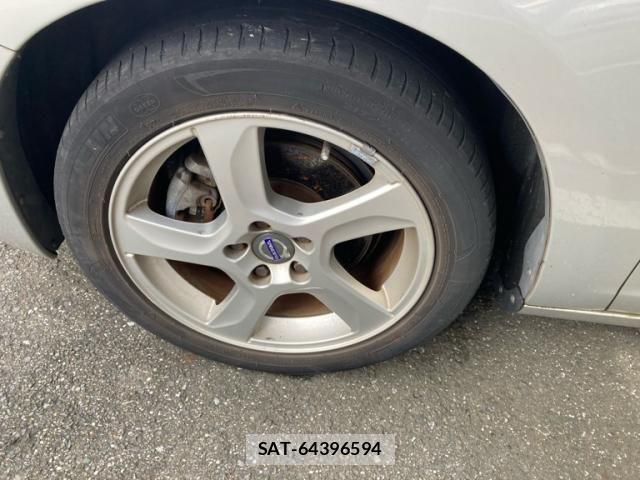 Volvo S60 2011-12 8563983-4
