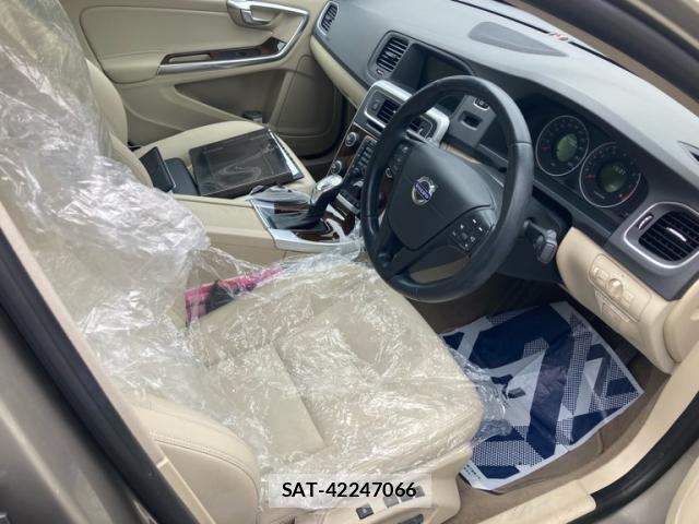 Volvo S60 2013-12 8782532-10