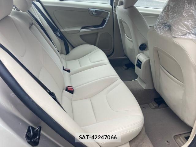 Volvo S60 2013-12 8782532-11