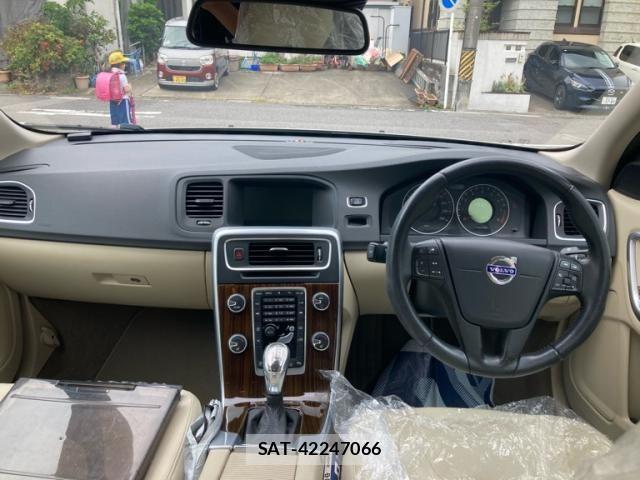 Volvo S60 2013-12 8782532-12
