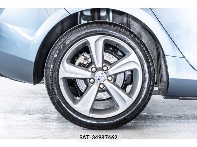 Volvo V40 2013-08 1555192-11