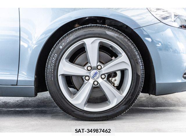 Volvo V40 2013-08 1555192-12