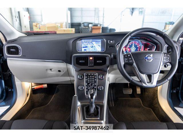 Volvo V40 2013-08 1555192-1
