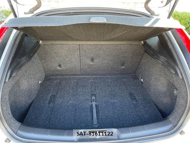 Volvo V40 2017-05 6220930-13