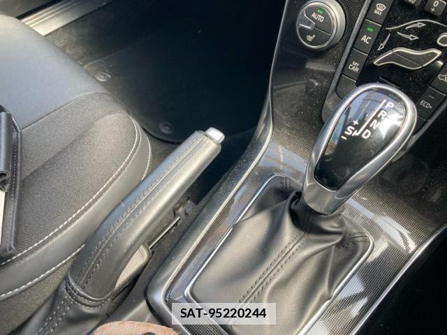 Volvo V40 2018-09 6915023-22