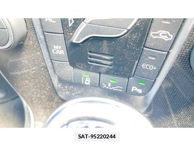 Volvo V40 2018-09 6915023-26