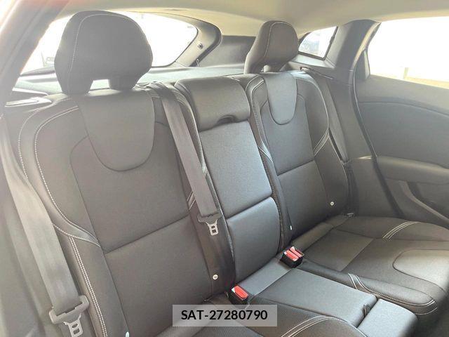 Volvo V40 2019-08 7061255-10
