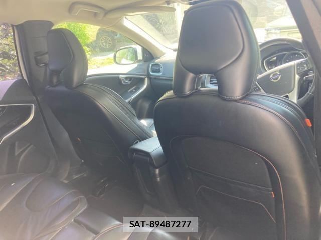 Volvo V40 2015-04 7226748-16
