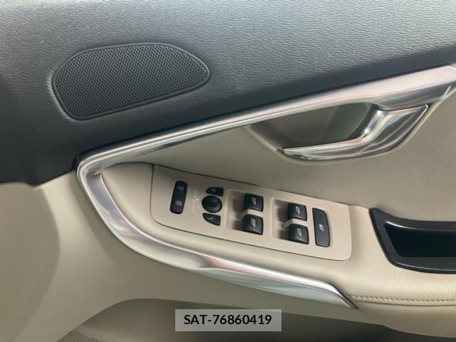 Volvo V40 2015-06 7330987-12