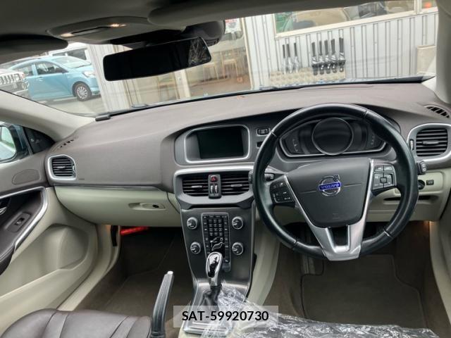 Volvo V40 2014-03 7330984-10