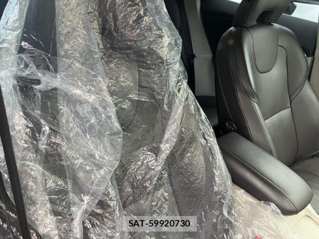 Volvo V40 2014-03 7330984-11