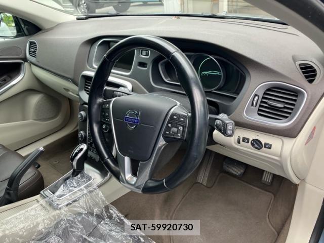Volvo V40 2014-03 7330984-12