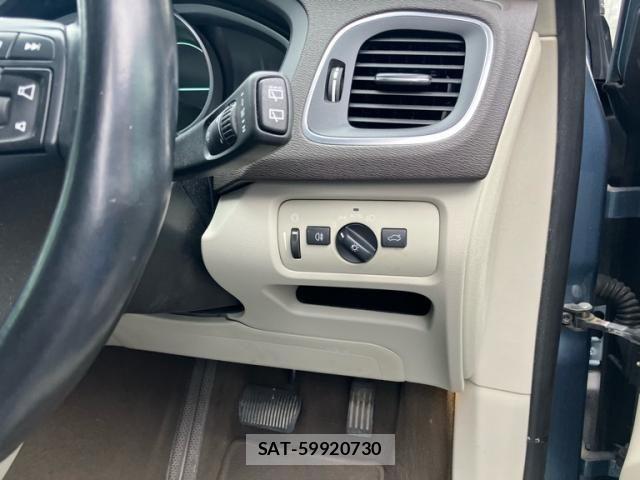 Volvo V40 2014-03 7330984-13