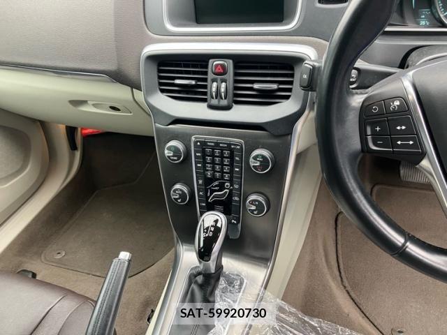 Volvo V40 2014-03 7330984-15