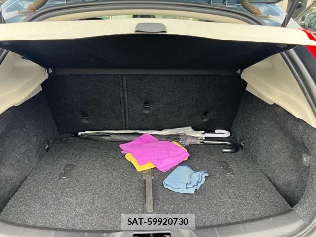 Volvo V40 2014-03 7330984-6