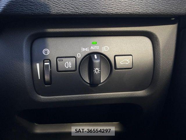 Volvo V40 2018-03 7330981-9