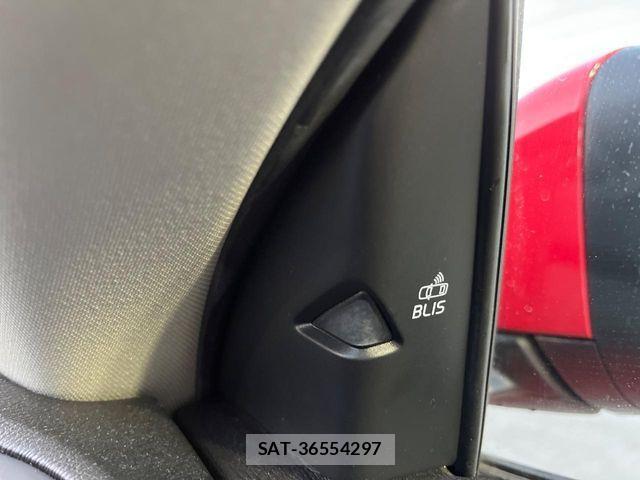 Volvo V40 2018-03 7330981-8