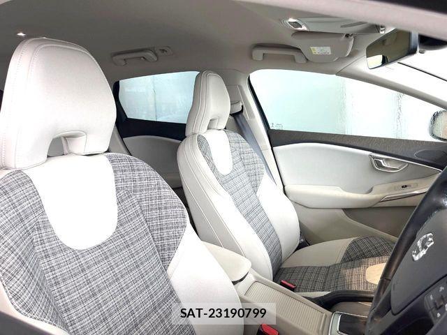Volvo V40 2019-07 7330978-11