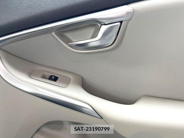 Volvo V40 2019-07 7330978-12