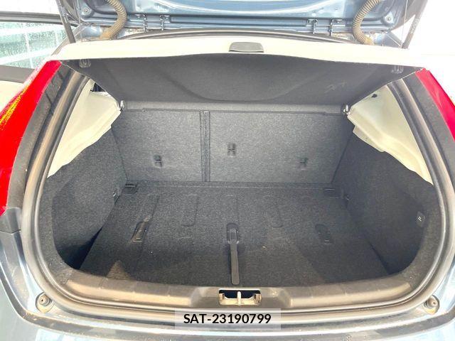 Volvo V40 2019-07 7330978-13