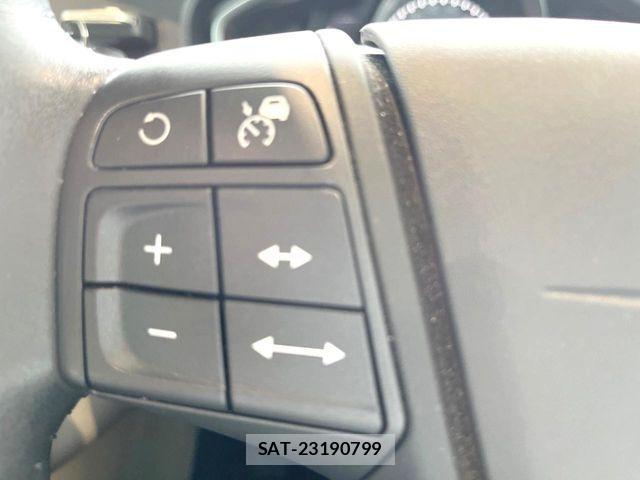 Volvo V40 2019-07 7330978-7