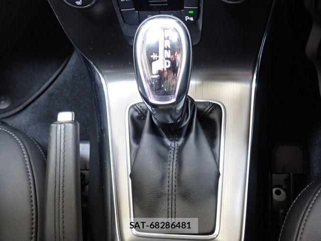 Volvo V40 2013-06 7360357-17