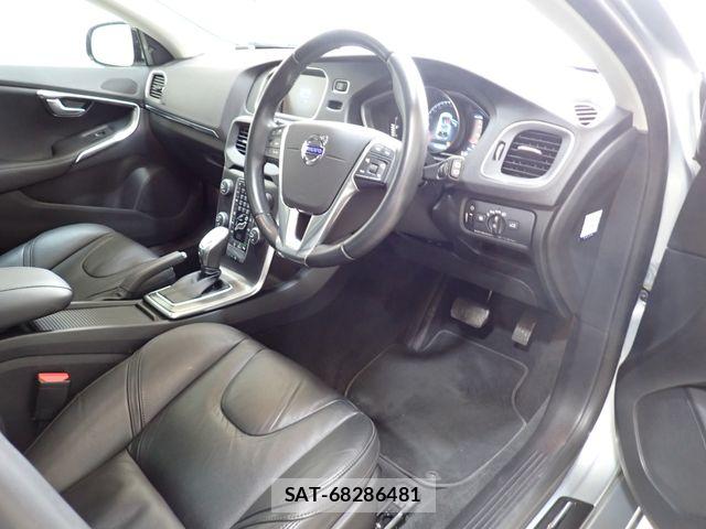 Volvo V40 2013-06 7360357-1