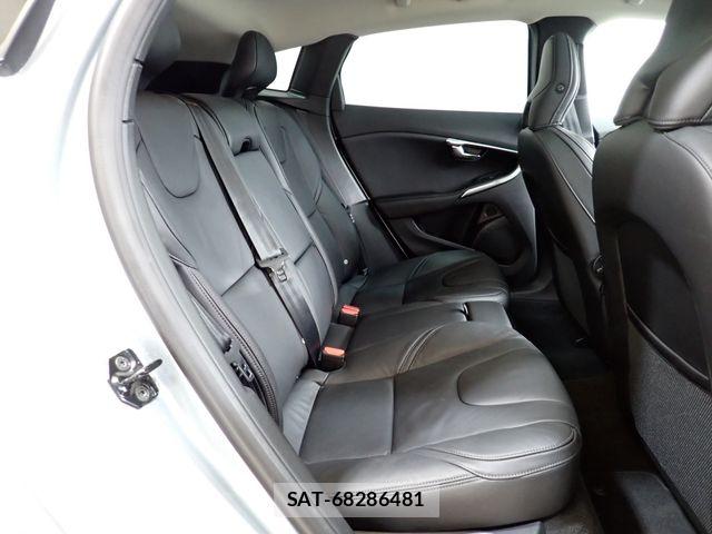 Volvo V40 2013-06 7360357-22