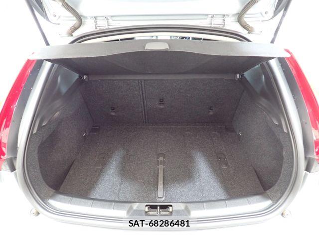 Volvo V40 2013-06 7360357-23