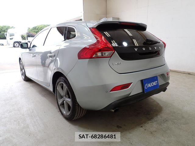 Volvo V40 2013-06 7360357-2