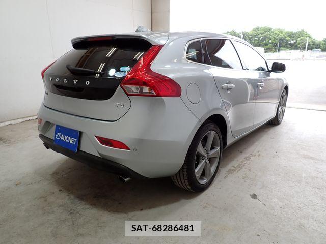 Volvo V40 2013-06 7360357-7
